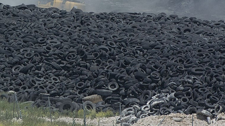 Imagen del cementerio ilegal de neumáticos de Seseña que ardió en 2016.