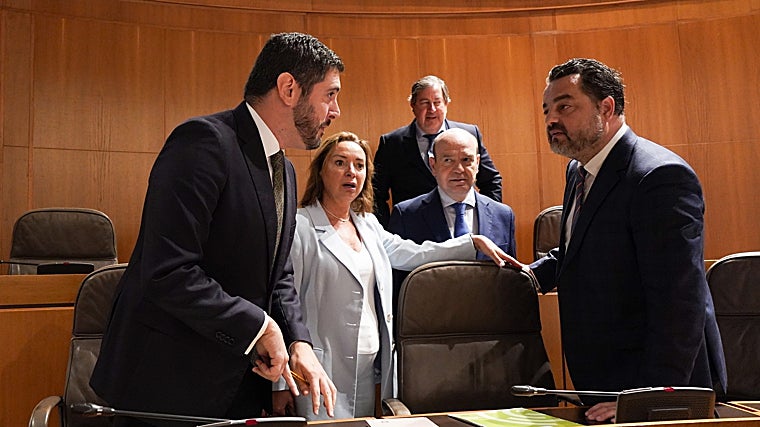 Vox se ausenta en el minuto de silencio en las Cortes de Aragón por el genocidio: «En Gaza se está produciendo una guerra por un territorio»