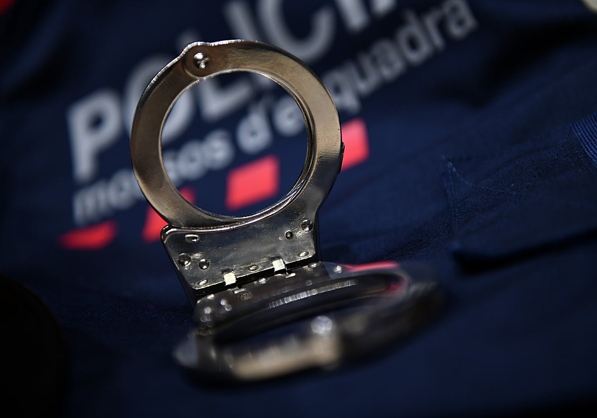 Esposas, para trasladar a los detenidos