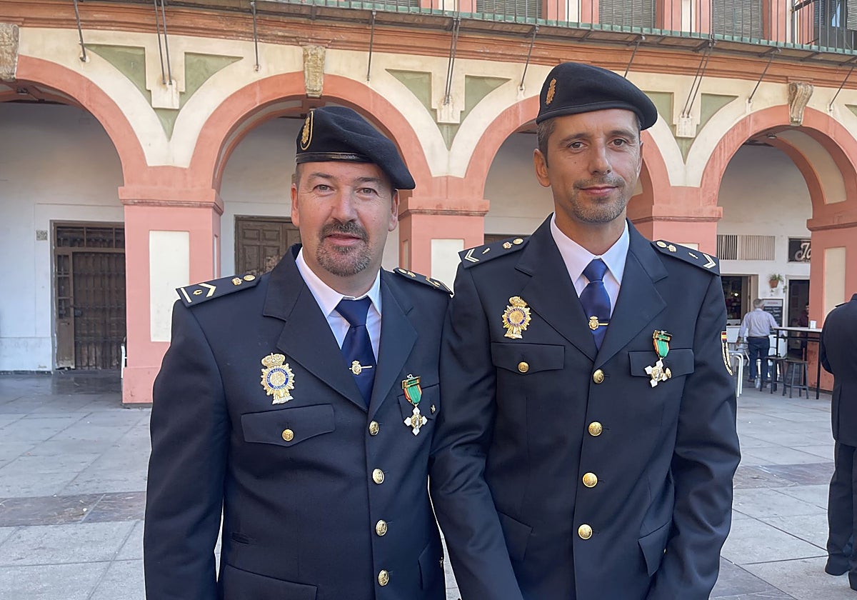 Los Tedax David Ruiz García y José Antonio Delgado tras recibir la Medalla al Mérito Policial