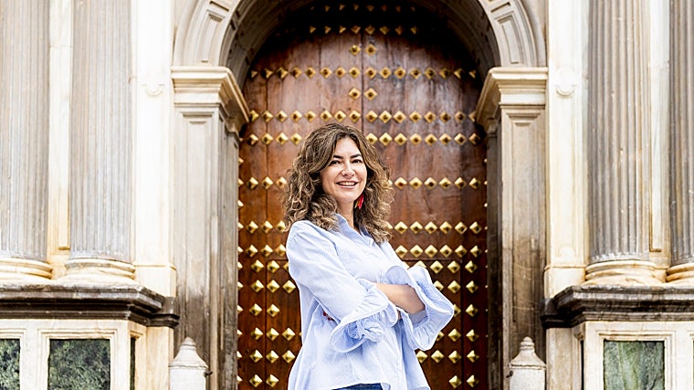 La autora, en la puerta de la Real Chancillería, que aparece en la historia