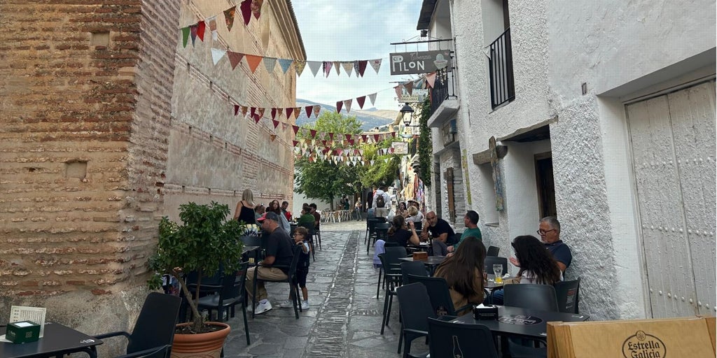 Veinte familias que han tenido niños en pueblos pequeños de Granada ya disfrutan del 'cheque-bebé'