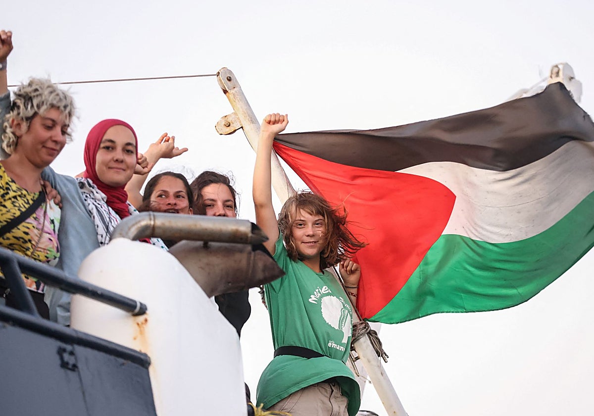 Greta Thunberg y otros miembros de la flotilla