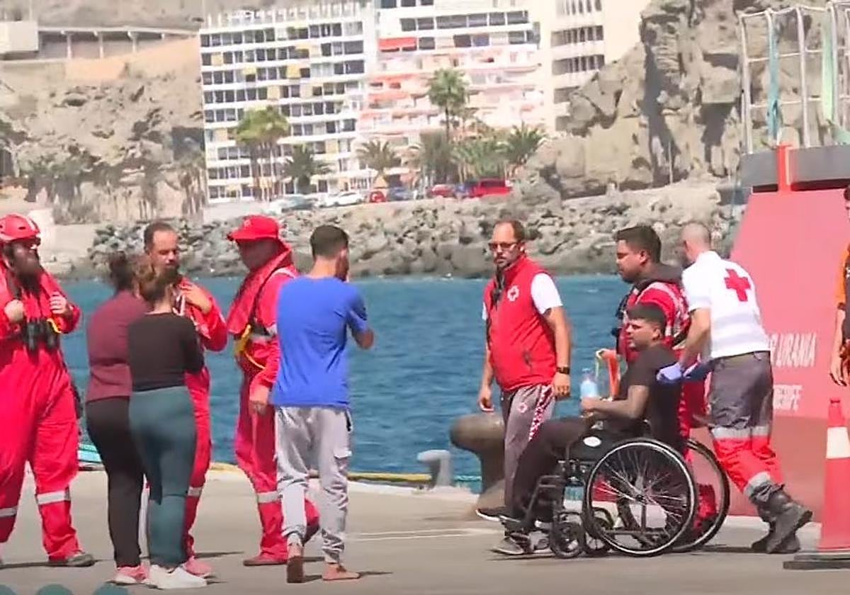 Lionel Ramírez es trasladado al hospital tras ser rescatado.