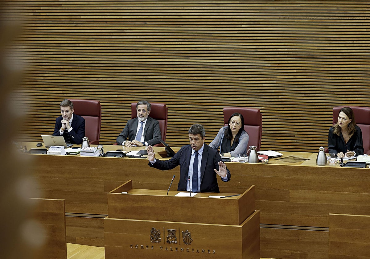 Imagen del presidente de la Generalitat Valenciana, Carlos Mazón, este jueves en las Cortes Valencianas