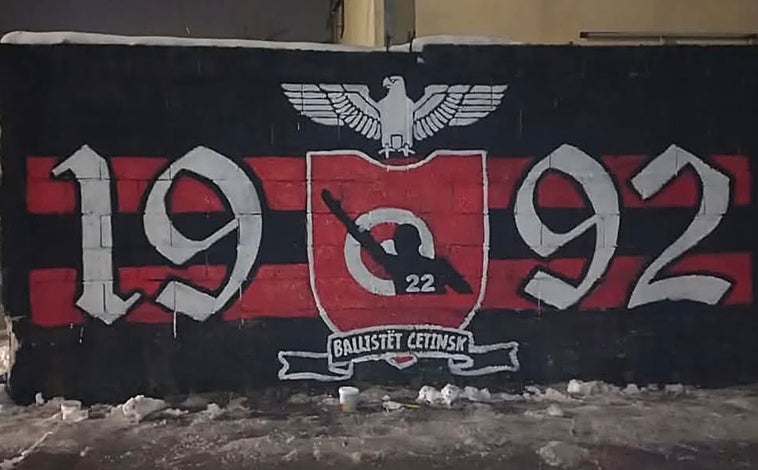 Imagen principal - Uno de los murales de los ultras normacedonios, cargado de simbología nazi; debajo, los propios radicales, con camisetas de ACAB, en un viaje reciente a Bucarest; y la salida de los dos autocares de Tetovo con destino a Madrid.