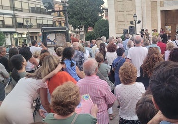Cientos de vecinos se concentran en Puente Genil contra la violencia y en defensa de la seguridad