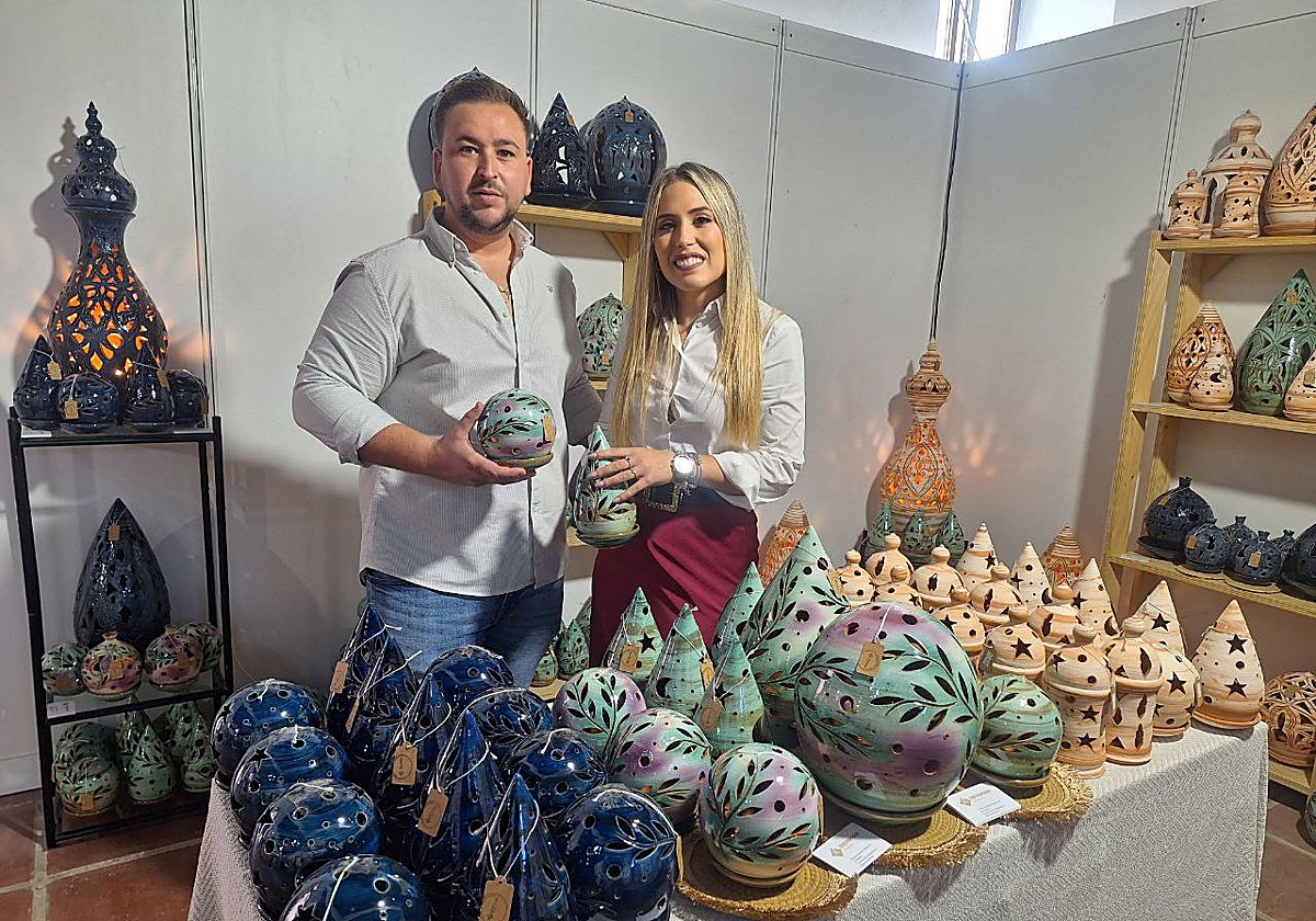 Juan Carlos del Río, el alfarero más joven de La Rambla en su stand de Enbarro