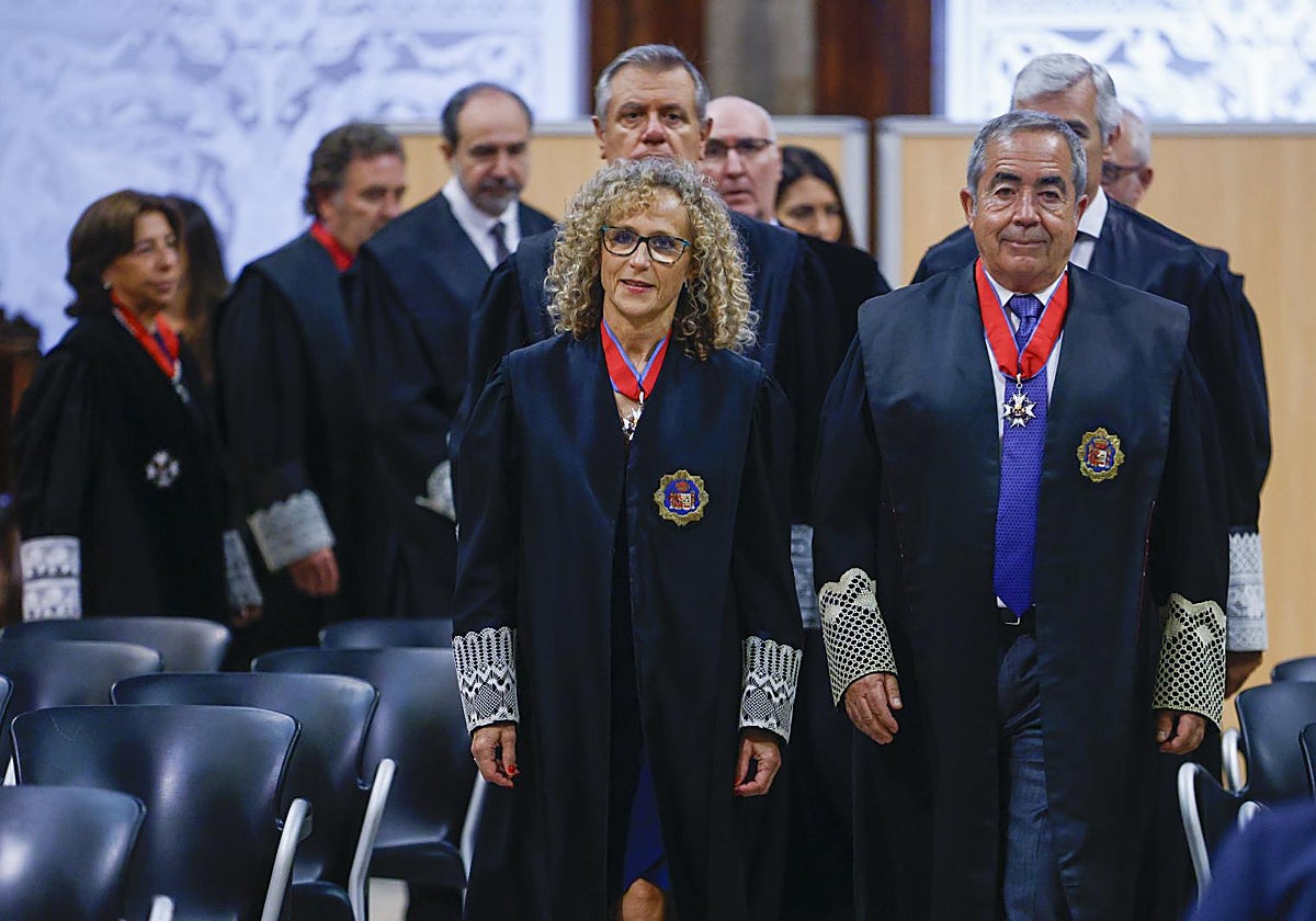 La presidenta del TSJC, Mercè Caso, junto al fiscal superior, Francisco Bañeres, durante la apertura del año judicial en Cataluña