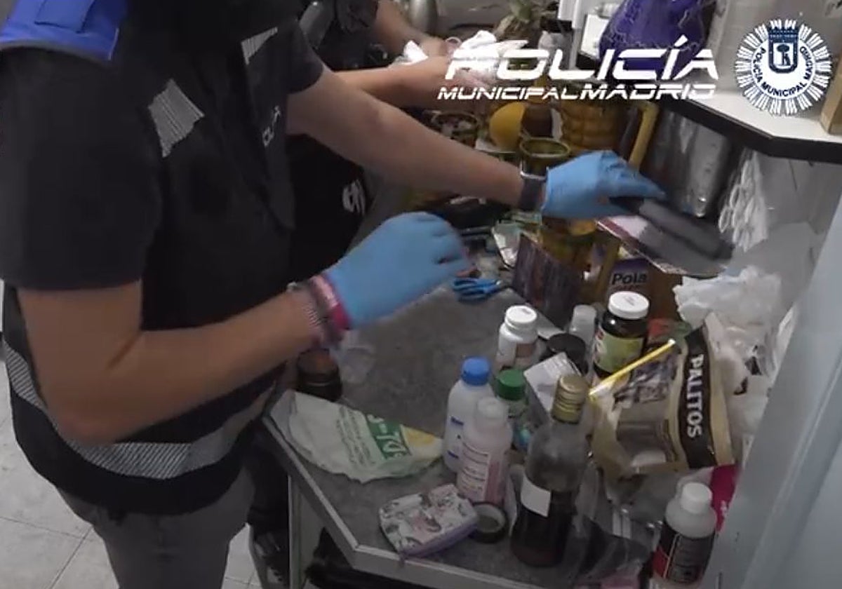 Agentes de la Policía Nacional y Municipal de Madrid durante el desmantelamiento del narcopiso de Vallecas