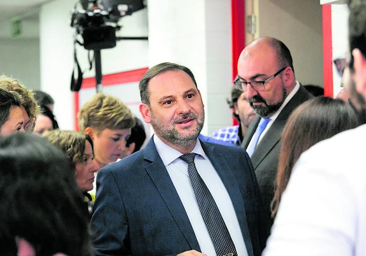 El exministro Ábalos en una imagen en La Moncloa en 2019. Al fondo, su hombre de confianza, Koldo