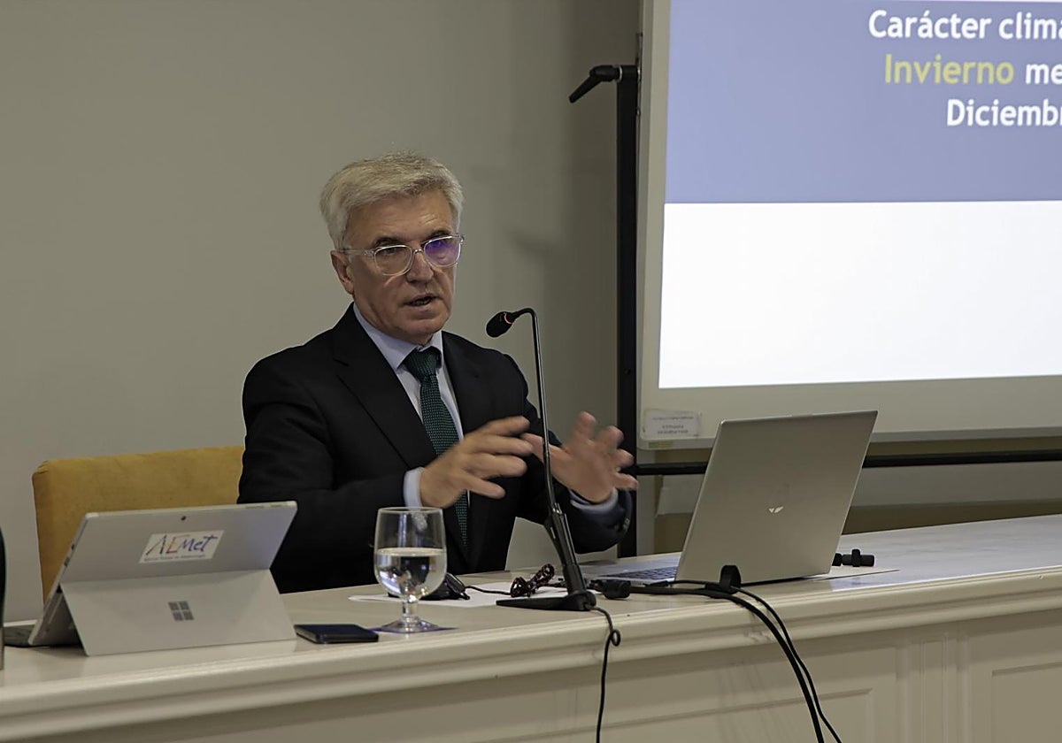 El delegado territorial de la Aemet en Andalucía, Juan de Dios del Pino, en una rueda de prensa