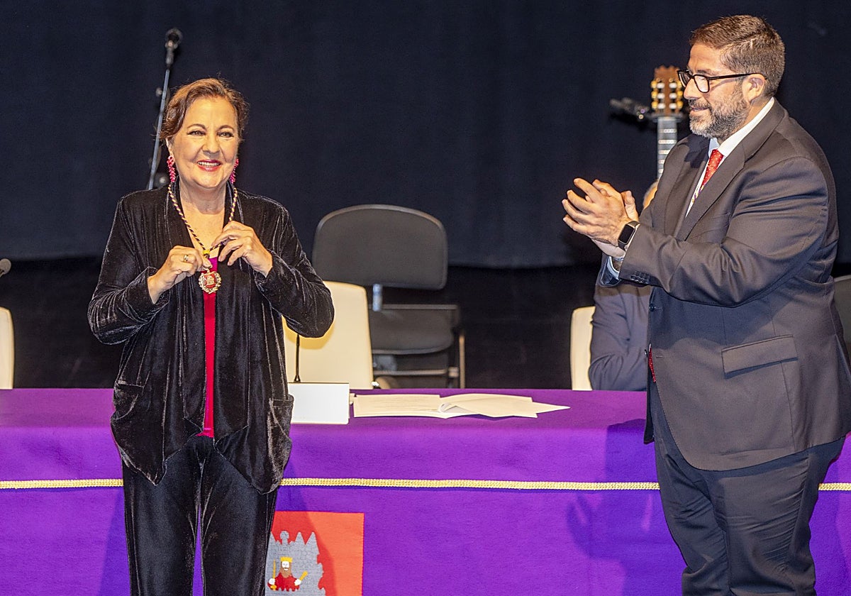 El alcalde de Ávila, Jesús Manuel Sánchez Cabrera, entrega a la cantaora Carmen Linares su reconocimiento como Hija Adoptiva de la ciudad