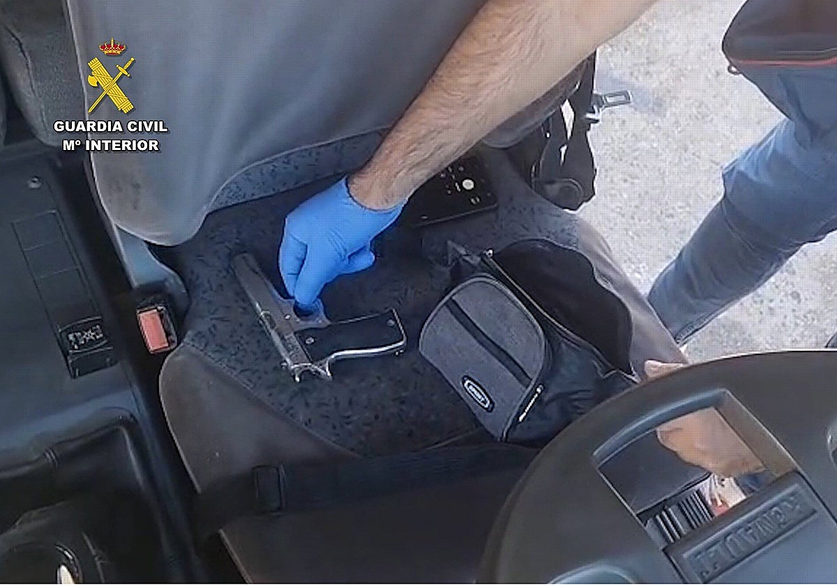 Entre los efectos incautados, una pistola