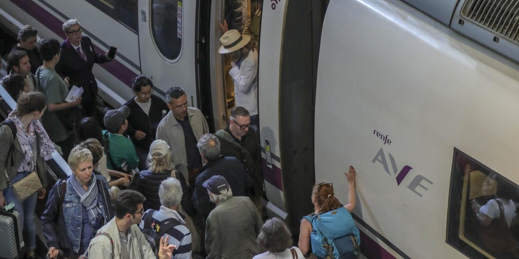 Óscar Puente reconoce que casi uno de cada cuatro trenes AVE que conectan Sevilla y Madrid llega tarde