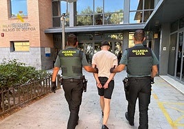 Le denuncian por conducir sin carnet y como represalia destroza mobiliario público y amenaza a la alcaldesa con «quemar» el pueblo