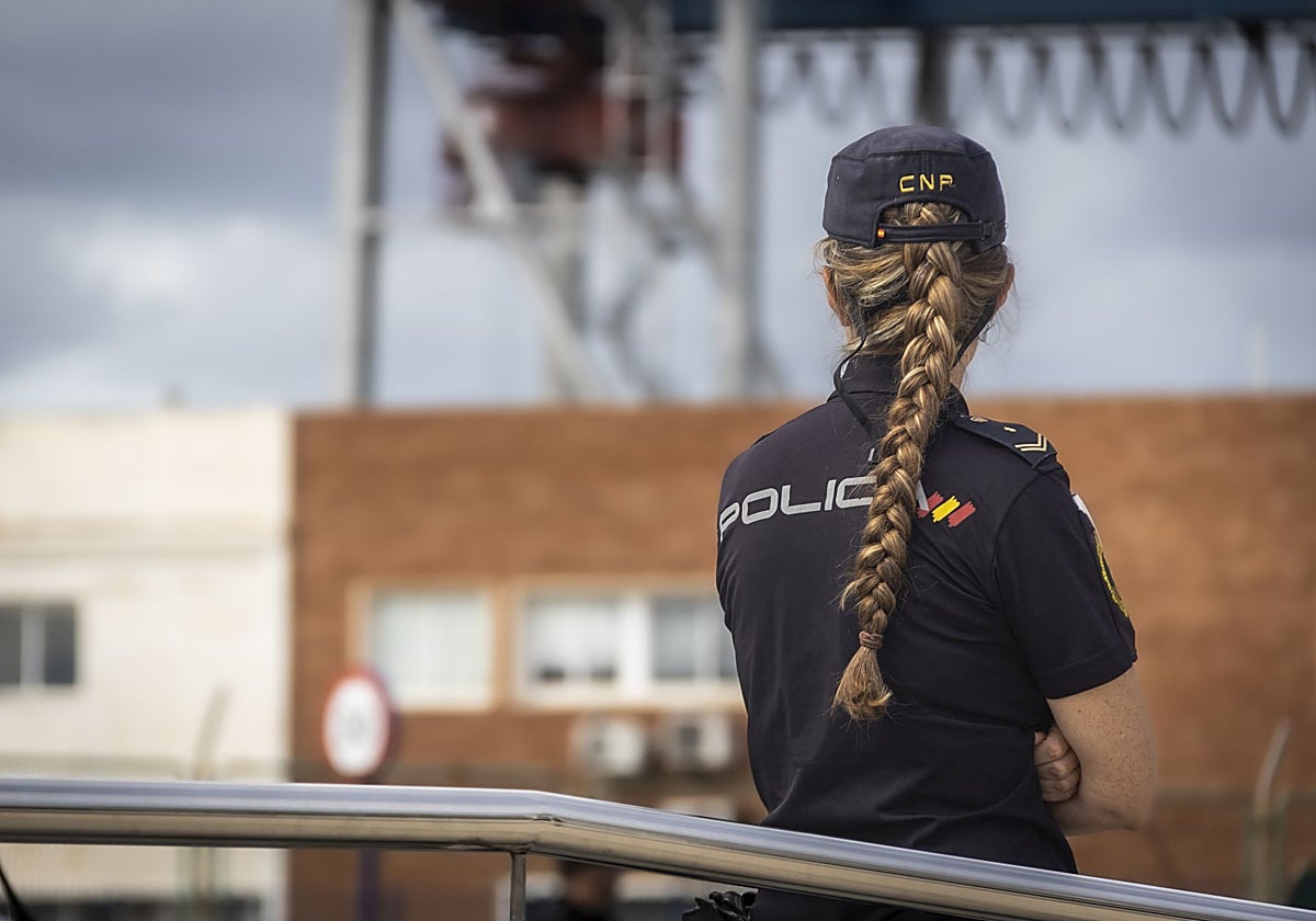 Imagen de archivo de una agente de la Policía Nacional