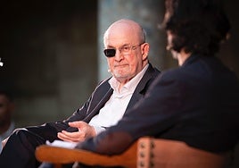 Salman Rushdie reivindica el humor como «lo que nos distingue de los tiranos, que no lo tienen»