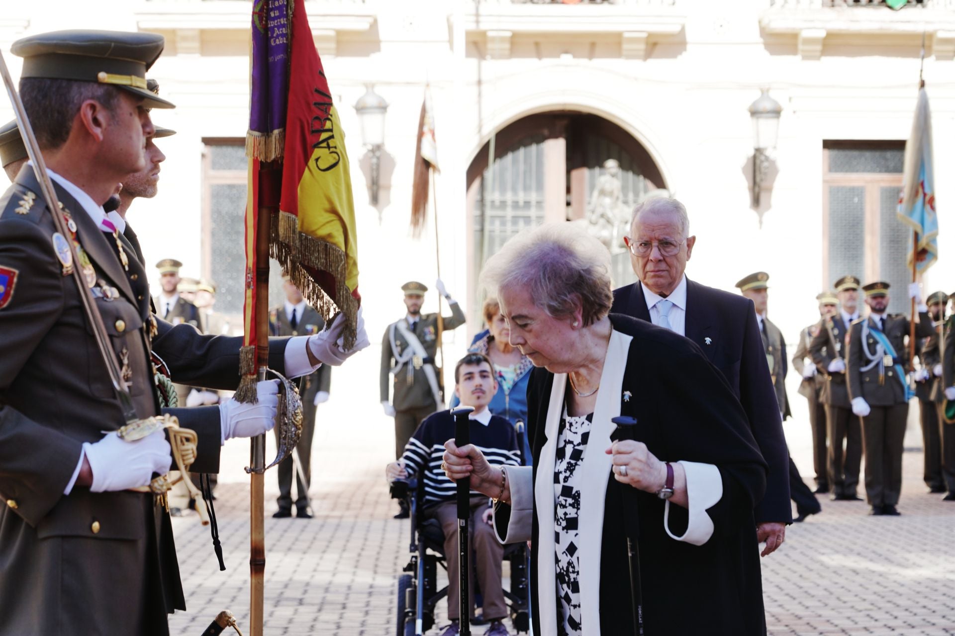 Las imágenes de la jura de bandera civil por los 175 años de la Academia de Caballería de Valladolid