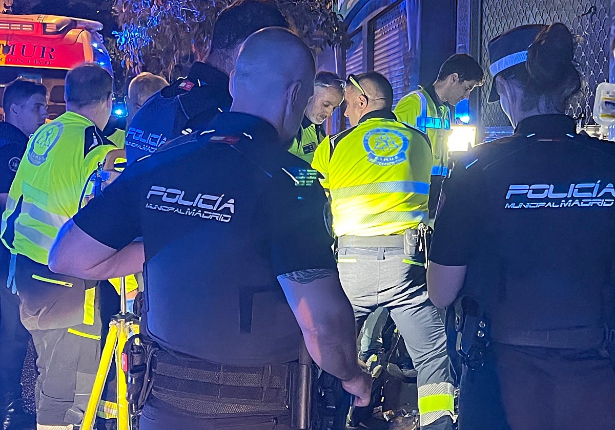 Agentes de la Policía Municipal y sanitarios de Samur-PC atienden al fallecido