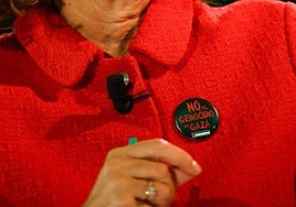 'No al genocidio en Gaza', la versión actualizada del 'no a la guerra', ya luce como chapa en las solapas socialistas