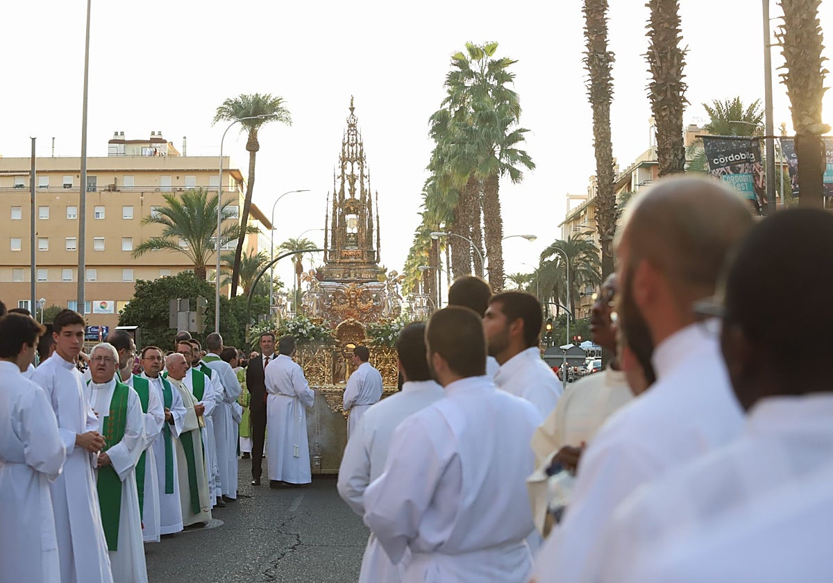 El Santísimo Sacramento, en la Custodia de Arfe, por la avenida de Manolete, este sábado