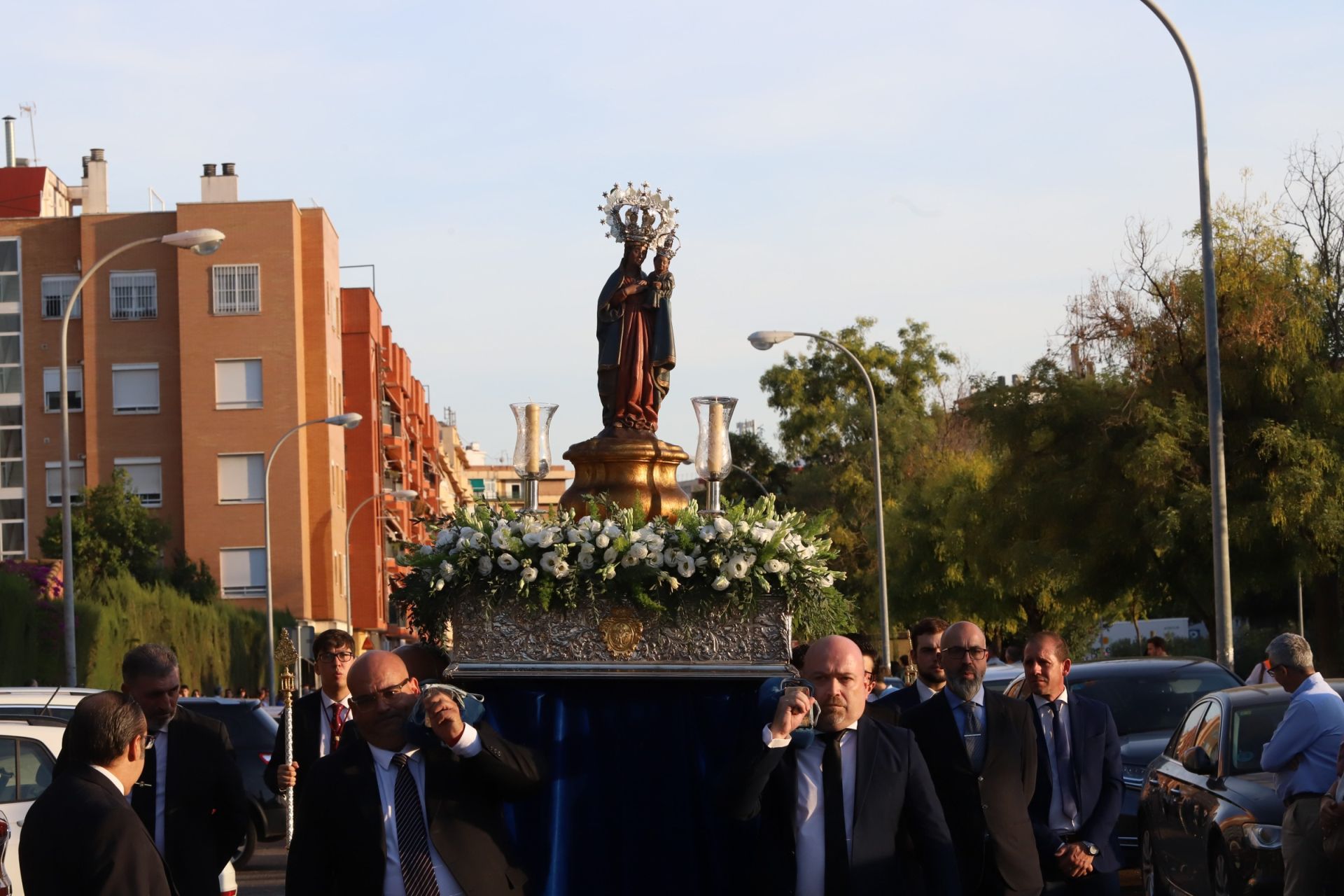 La multitudinaria procesión y la misa con Jesús Sacramentado en la Plaza de toros de Córdoba, en imágenes