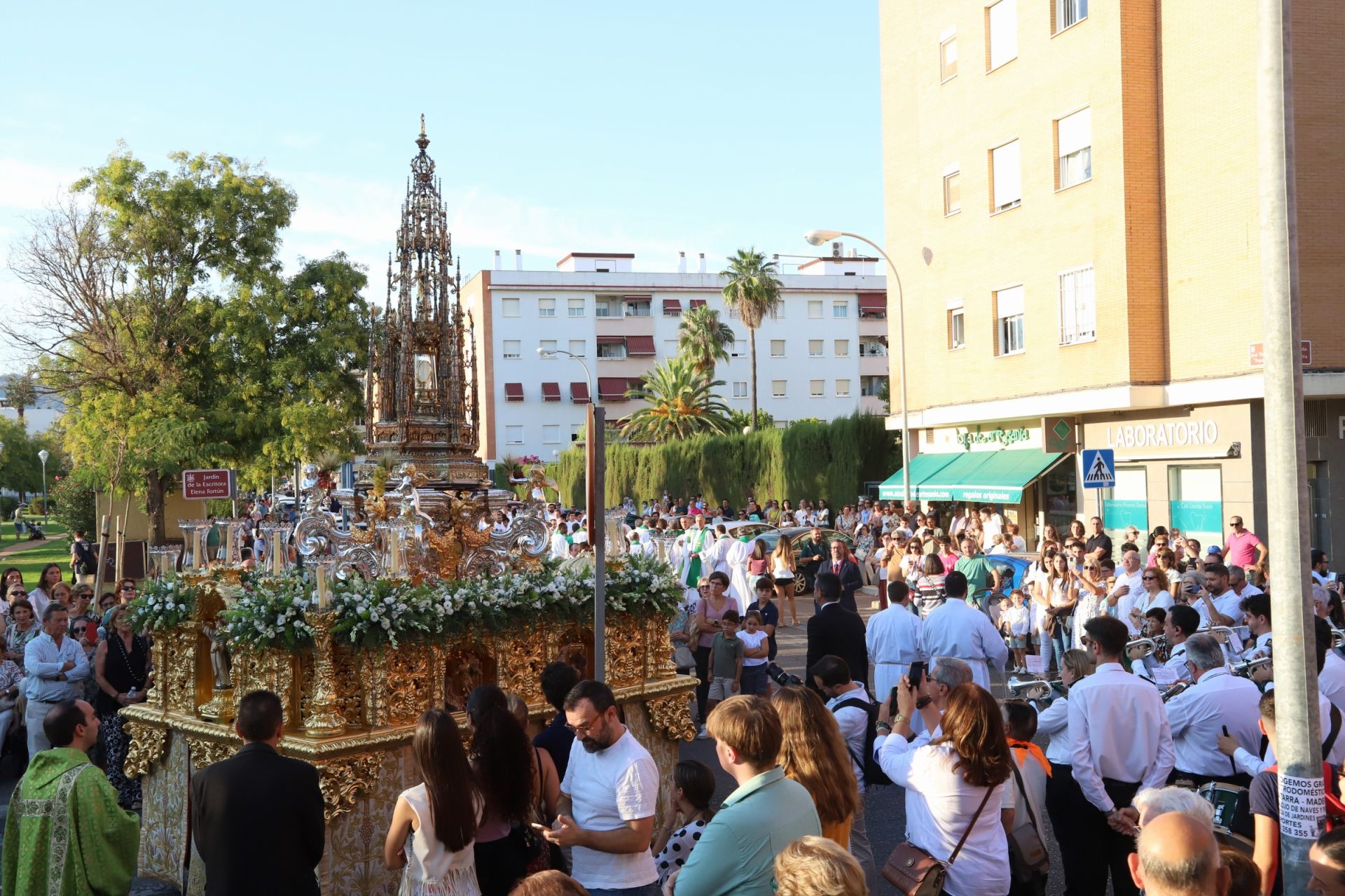 La multitudinaria procesión y la misa con Jesús Sacramentado en la Plaza de toros de Córdoba, en imágenes