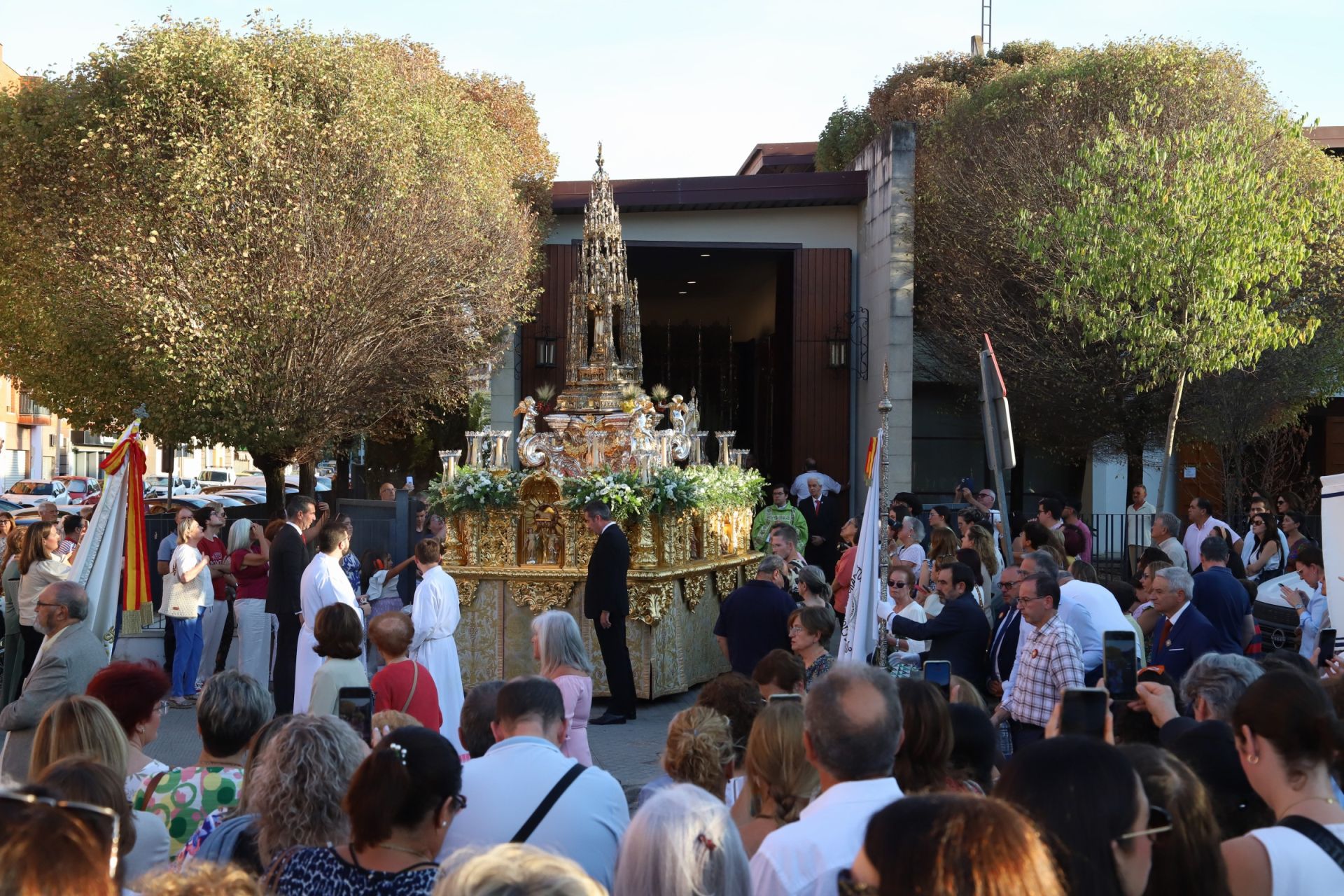 La multitudinaria procesión y la misa con Jesús Sacramentado en la Plaza de toros de Córdoba, en imágenes