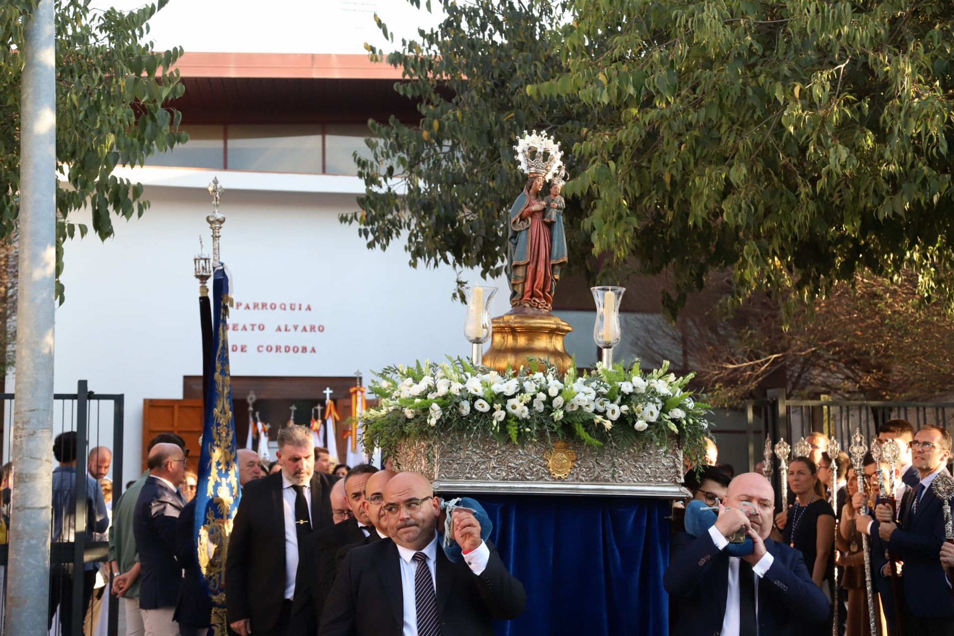La multitudinaria procesión y la misa con Jesús Sacramentado en la Plaza de toros de Córdoba, en imágenes