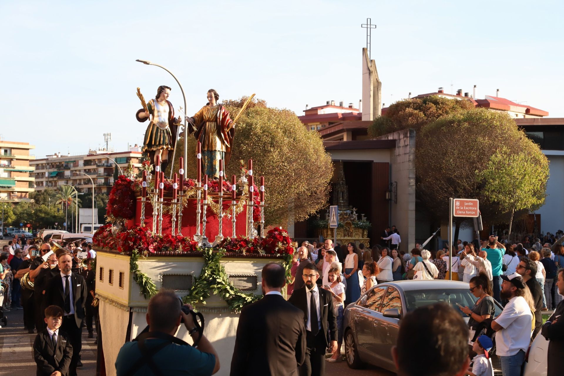 La multitudinaria procesión y la misa con Jesús Sacramentado en la Plaza de toros de Córdoba, en imágenes