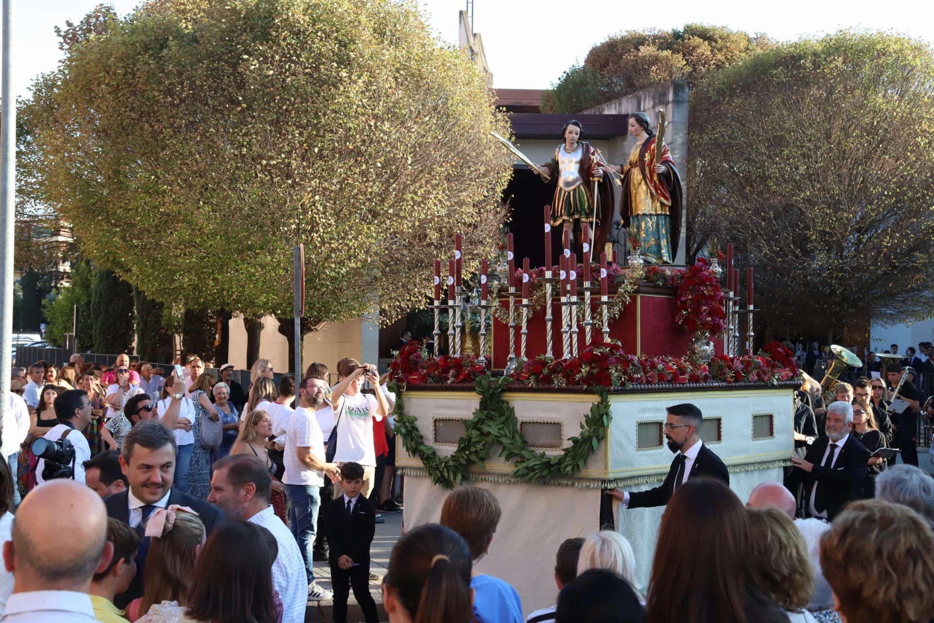 La multitudinaria procesión y la misa con Jesús Sacramentado en la Plaza de toros de Córdoba, en imágenes