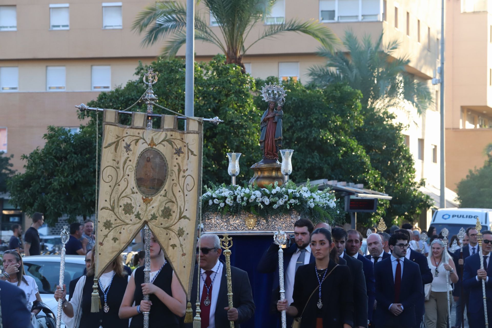 La multitudinaria procesión y la misa con Jesús Sacramentado en la Plaza de toros de Córdoba, en imágenes