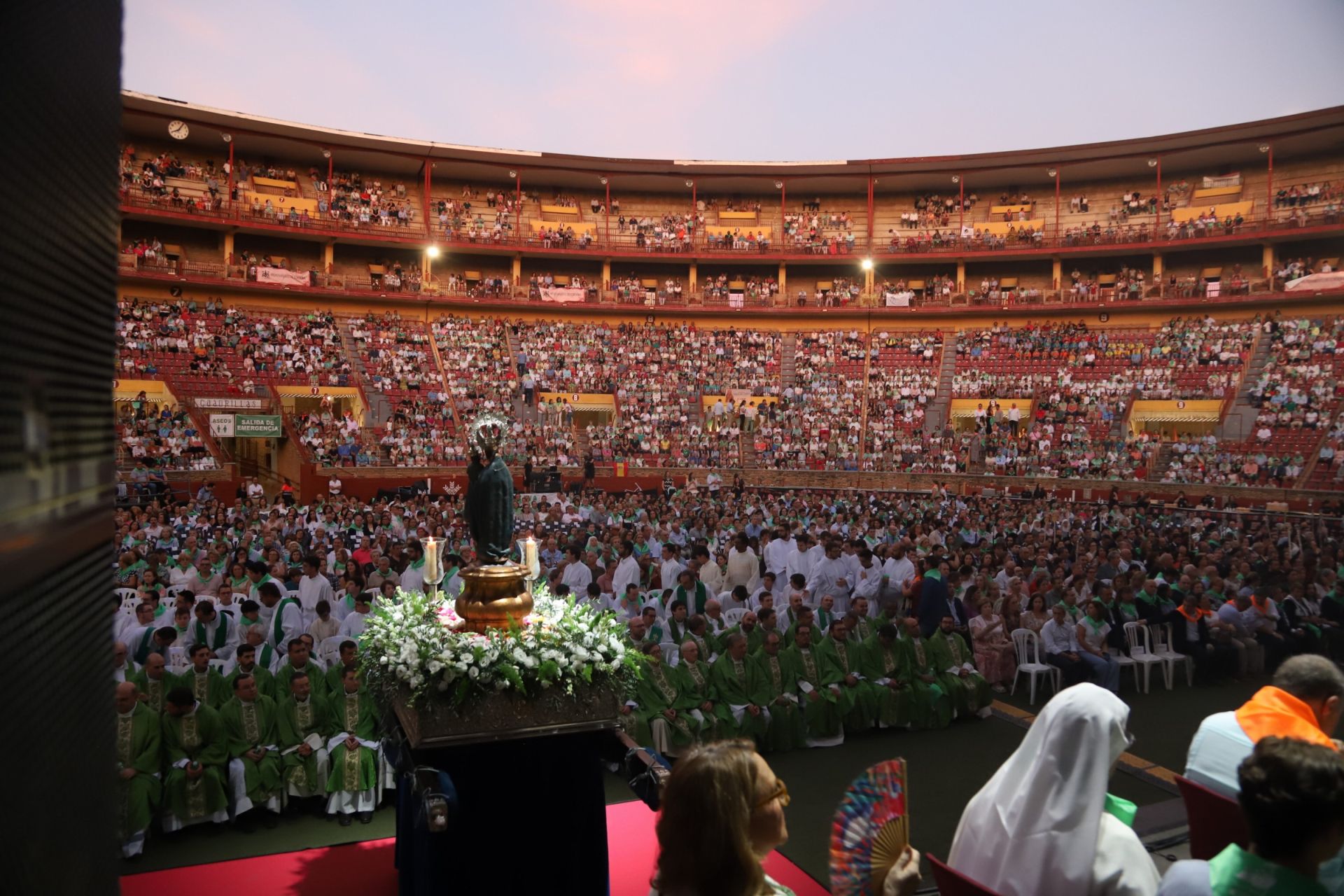 La multitudinaria procesión y la misa con Jesús Sacramentado en la Plaza de toros de Córdoba, en imágenes
