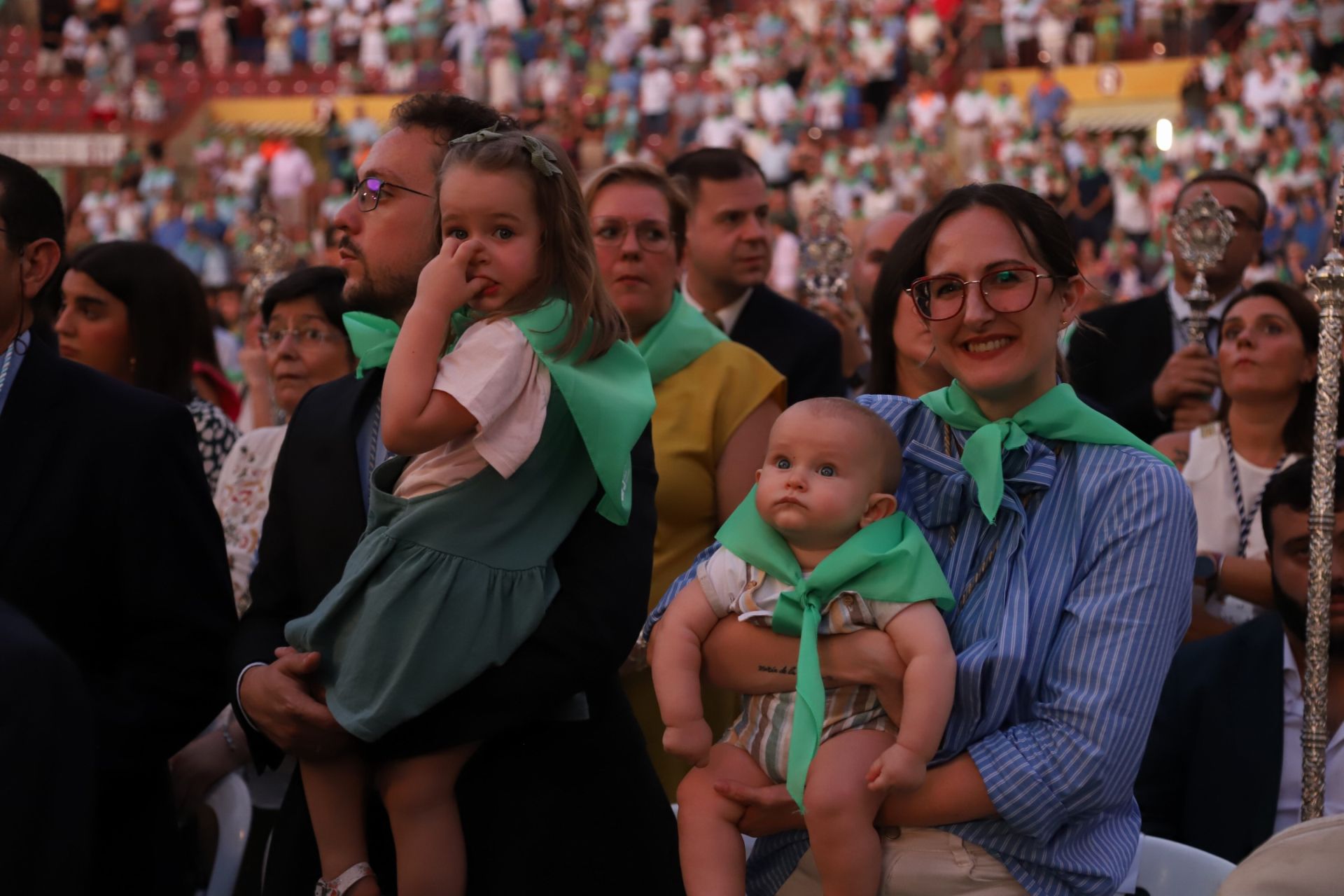 La multitudinaria procesión y la misa con Jesús Sacramentado en la Plaza de toros de Córdoba, en imágenes