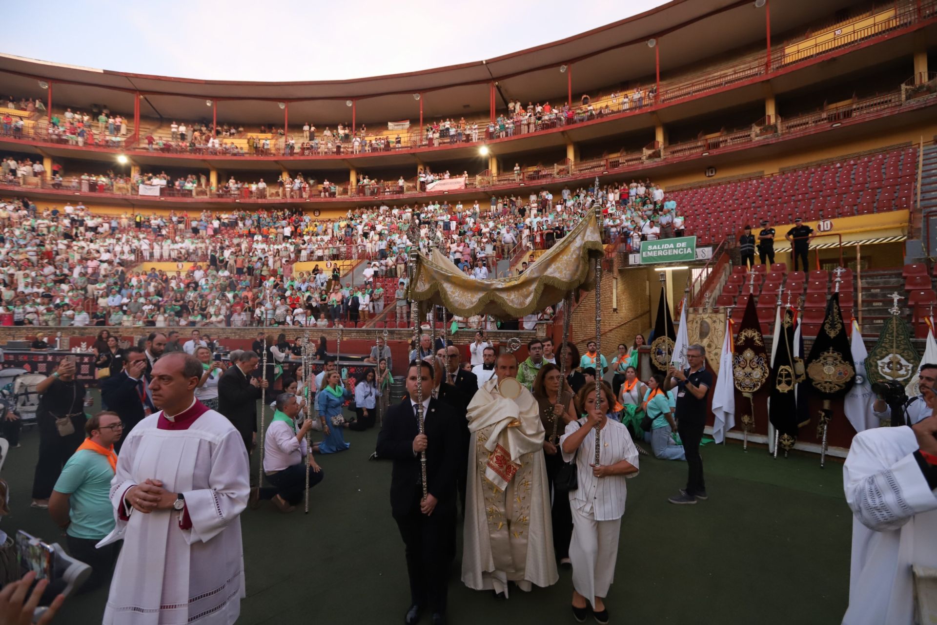 La multitudinaria procesión y la misa con Jesús Sacramentado en la Plaza de toros de Córdoba, en imágenes