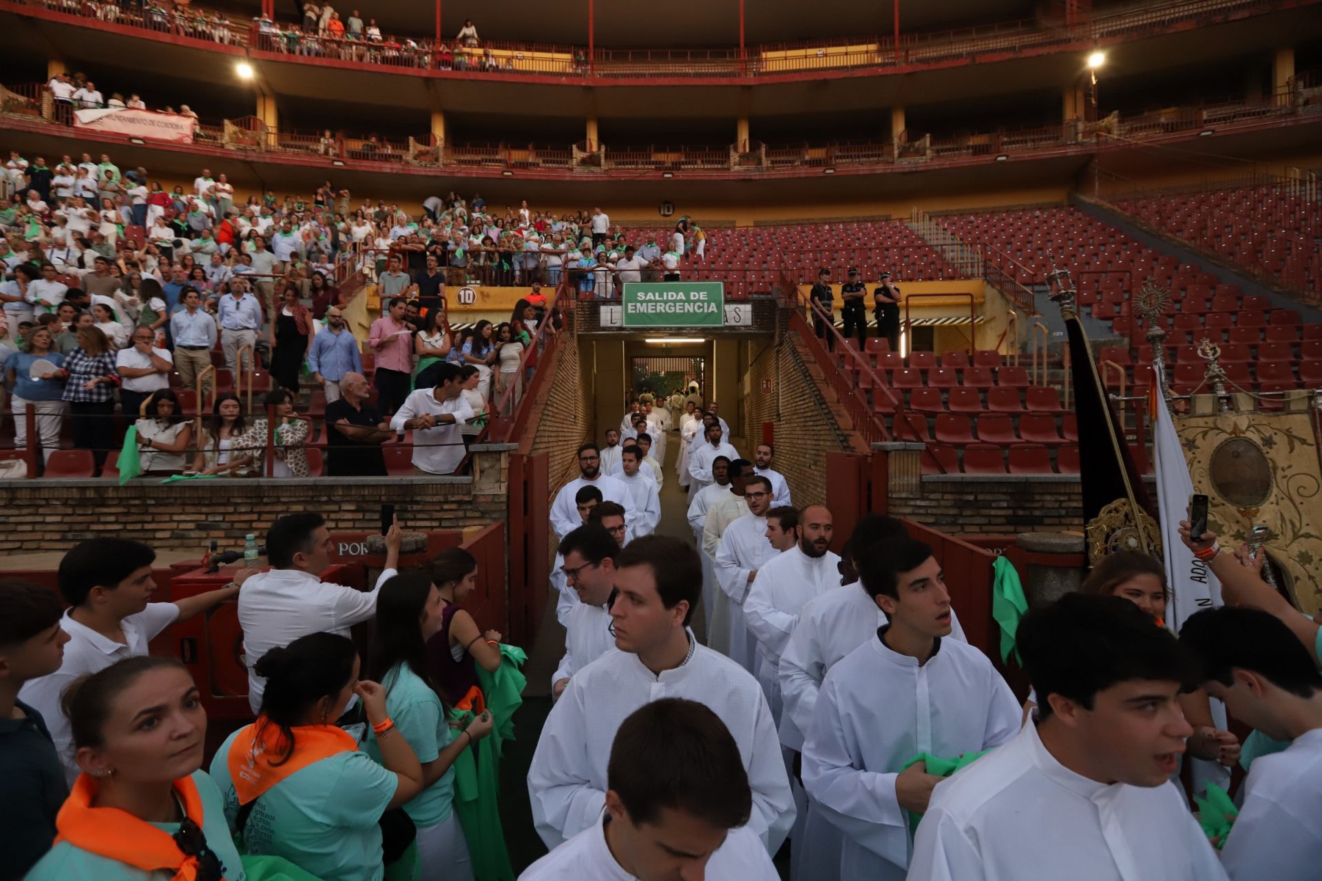 La multitudinaria procesión y la misa con Jesús Sacramentado en la Plaza de toros de Córdoba, en imágenes