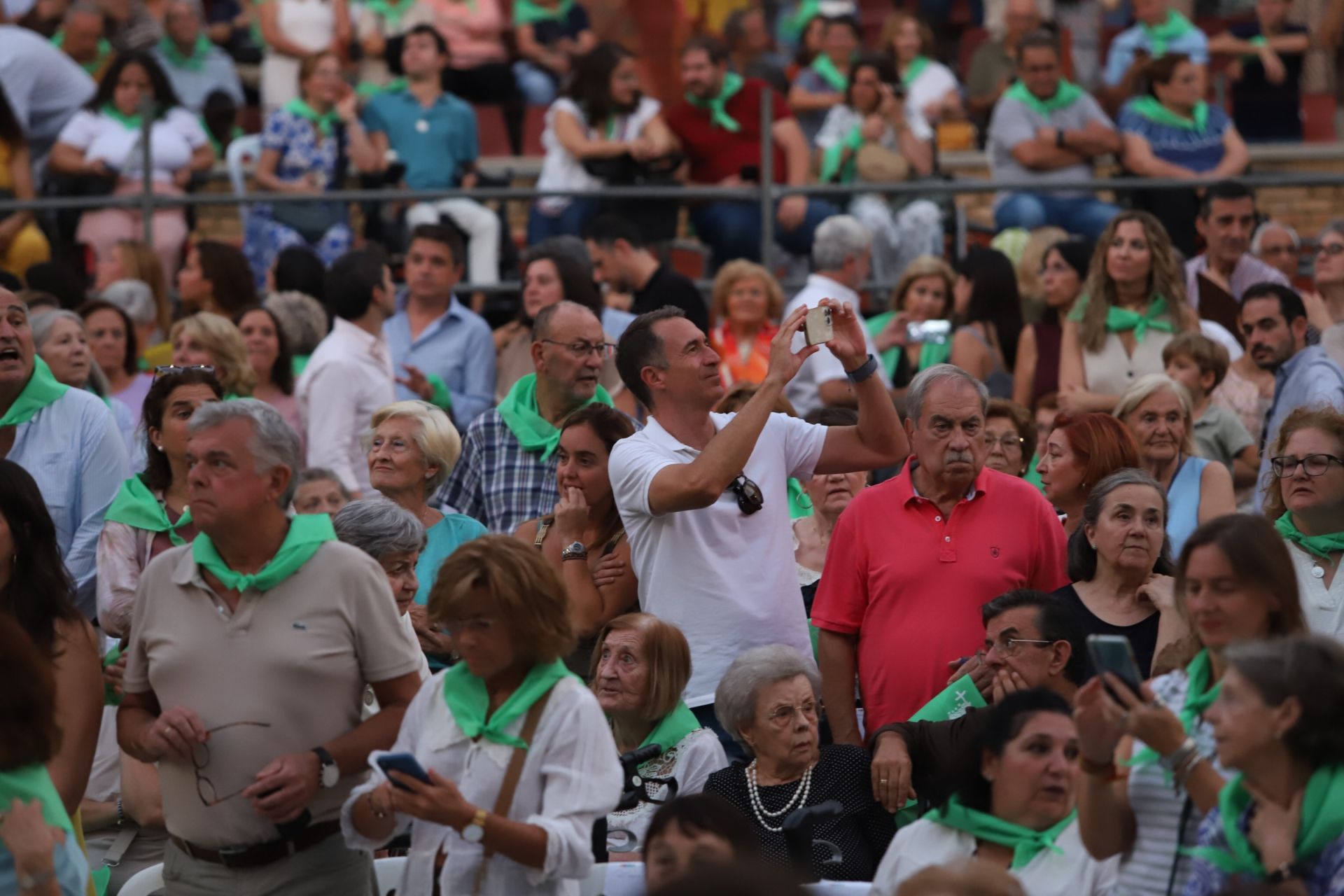 La multitudinaria procesión y la misa con Jesús Sacramentado en la Plaza de toros de Córdoba, en imágenes