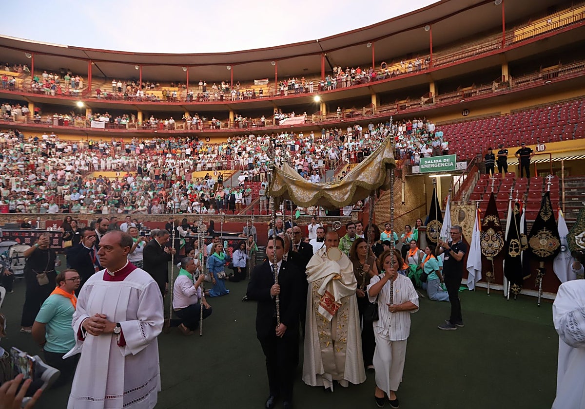 El obispo porta al Santísimo bajo palio de respeto, a la entrada a la Plaza de Toros, este sábado