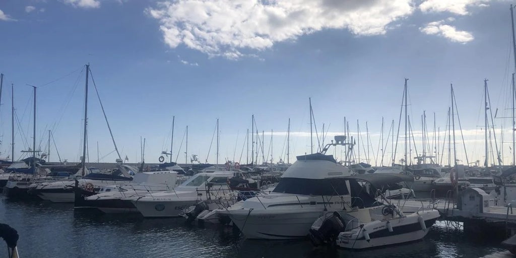 Ocho heridos en la explosión de un barco en el puerto deportivo de Fuengirola