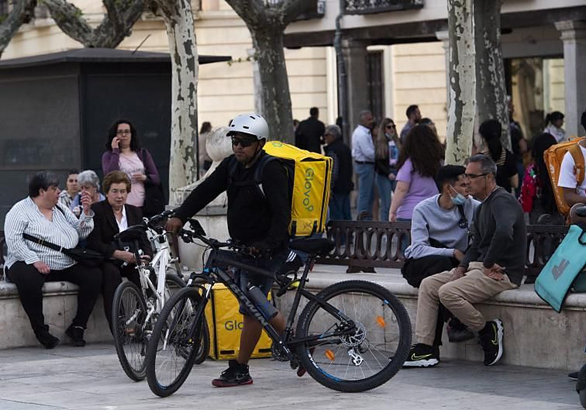 Repartidores de comida a domicilio, a la espera de los pedidos