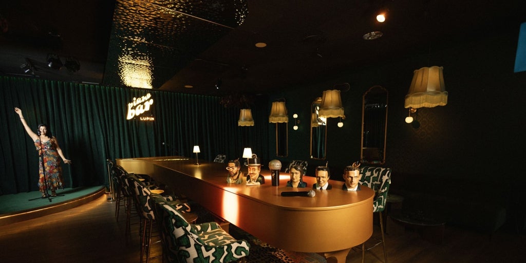 El nuevo piano bar de Valencia donde canta un exconcursante de OT: vende cócteles con las caras de Rosalía y Bad Bunny