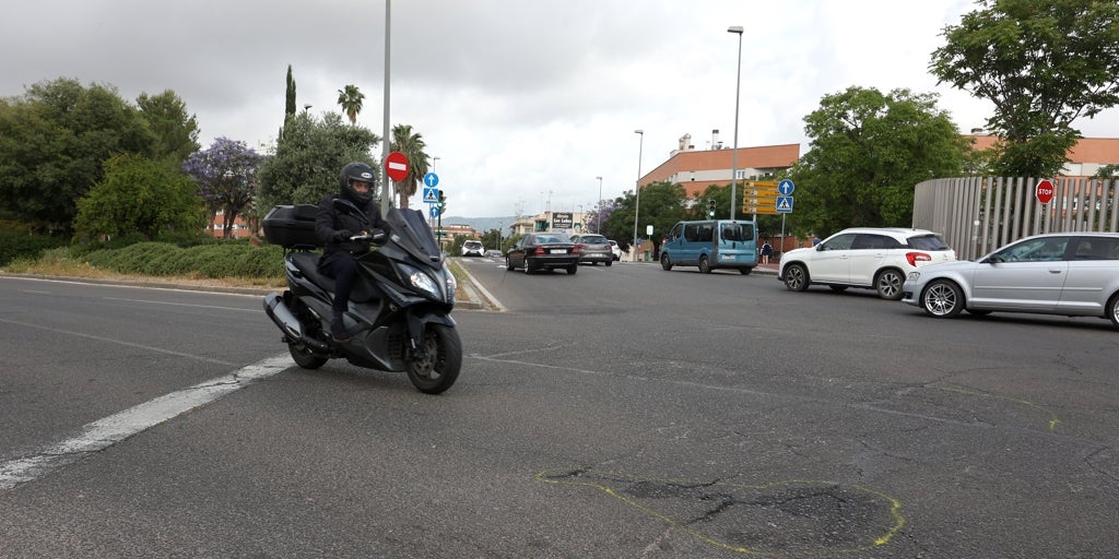 Muere un motorista en Jaén al caerse en una circunvalación