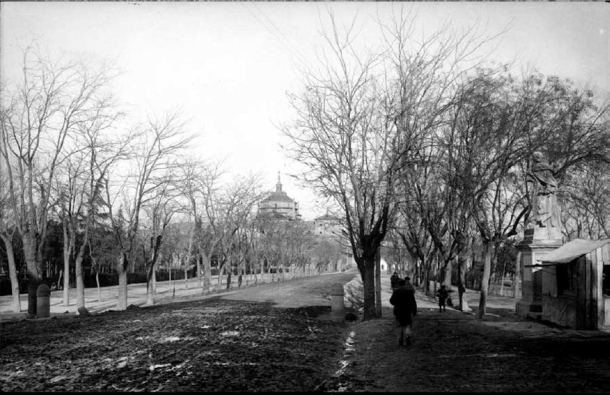 El paseo de Madrid discurría entre Bisagra y Tavera con dos corredores arbolados. A la izquierda quedaba el parque de Merchán. A la derecha, la explanada que, desde 1902, ocupaban los carruseles o carpas circenses. En ella se levantaría, en 1929, la Escuela Normal de Maestras. Fotografía de Thomas hacia 1910. Archivo Municipal de Toledo