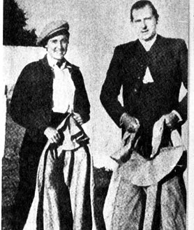 Imagen secundaria 2 - Arriba, Conchita Cintrón ante el toro que le brinda Antonio Bienvenida en 1959. Abajo, izq., con una de sus pinturas en la exposición que hizo en 2006 en Madrid. Dcha, en una fiesta campera en 1940 con un acompañante de excepción: Don Juan de Borbón 