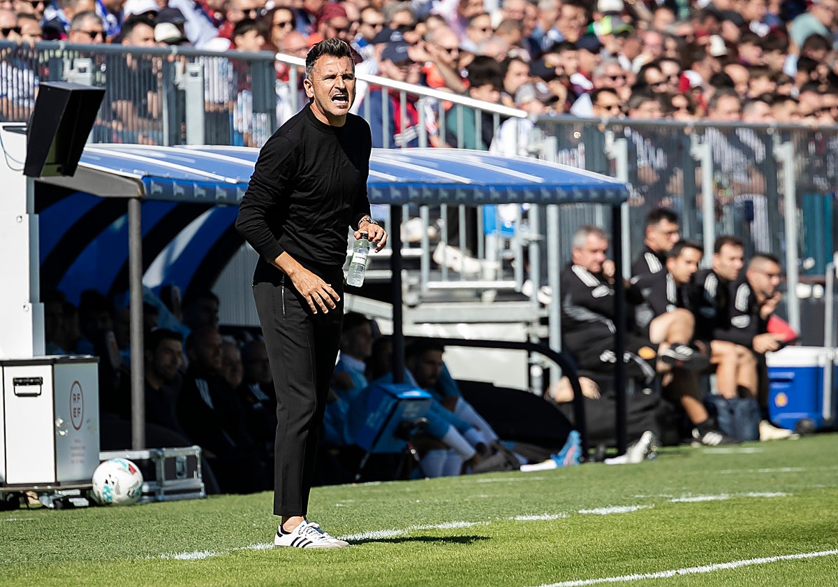 Iván Ania da instrucciones a sus jugadores durante el partido ante el Zaragoza
