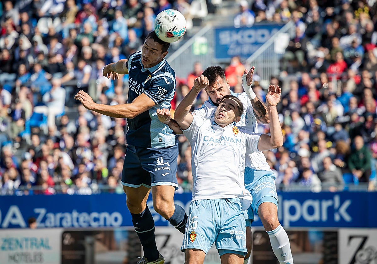 Adrián Fuentes remata de cabeza ante la defensa del Zaragoza