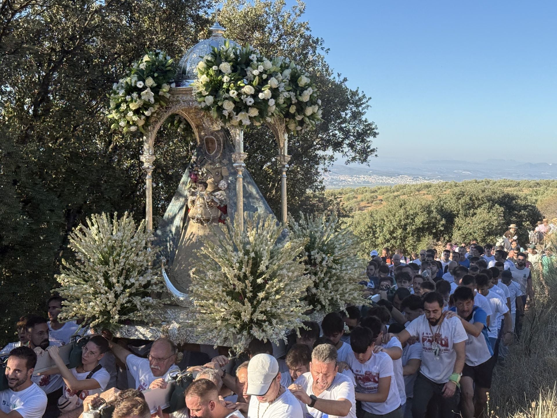 En imágenes, el devocional regreso de la Virgen de la Sierra de Cabra a su santuario