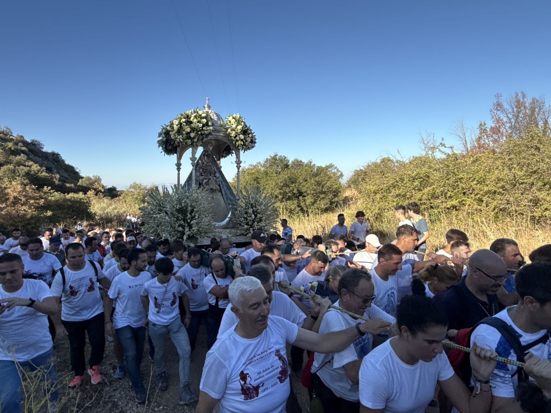 En imágenes, el devocional regreso de la Virgen de la Sierra de Cabra a su santuario