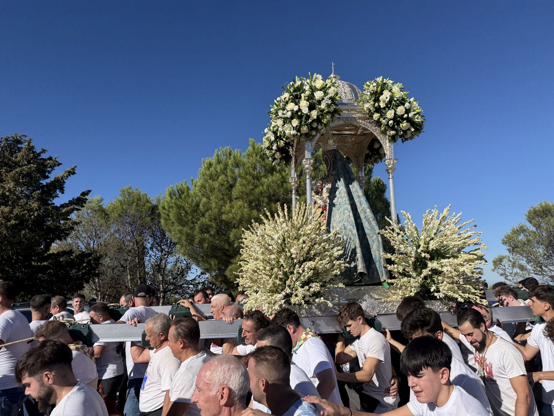 En imágenes, el devocional regreso de la Virgen de la Sierra de Cabra a su santuario